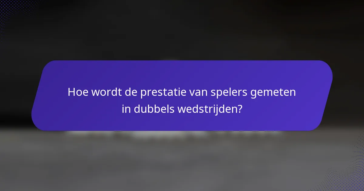Hoe wordt de prestatie van spelers gemeten in dubbels wedstrijden?